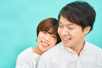 親しい雰囲気の男女