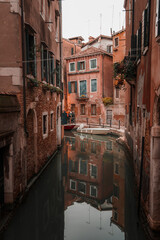 Fototapeta na wymiar Explore the charm of Venice with this serene canal view. Immerse yourself in the beauty of the city's architecture and tranquil waterways.