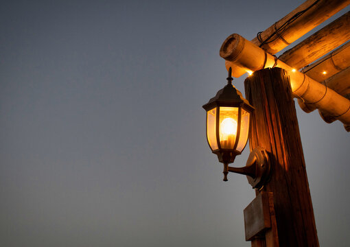 Hermoso farol enciende cuando llega la c&aacute;lida noche