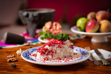 Chile de Nogada delicioso y con decoración de frutas 