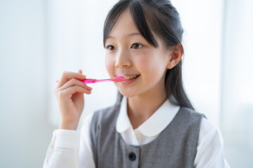 歯磨きをする日本人の女の子