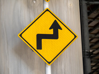 道路標識(警戒標識)「右方背向屈折あり」。
