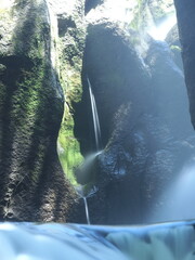 岩盤の間を勢いよく流れる滝