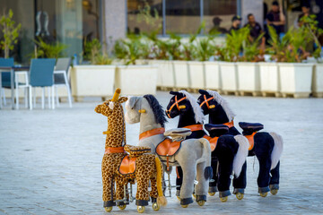 Chevaux et girafes à bascule