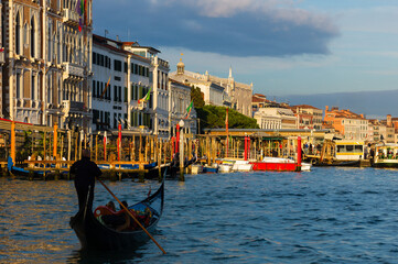 Fototapeta premium A view of canals and buildings in Venice in the afternoon light