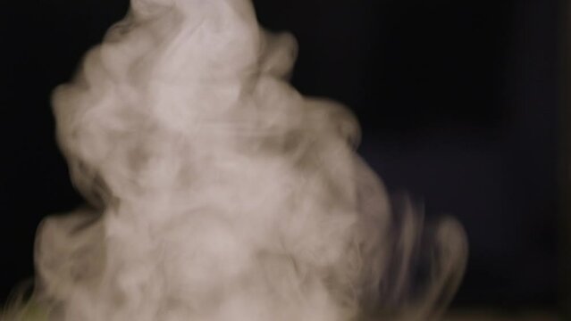 黒背景に白い煙がランダムに揺れる背景動画。