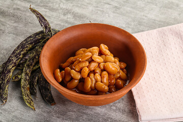 Canned white bean in tomato sauce