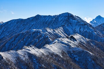 冠雪の北アルプスの大天井岳と表銀座縦走路