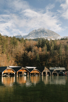 Bootsh&auml;user am K&ouml;nigssee mit verschneitem Jenner im Hintergrund
