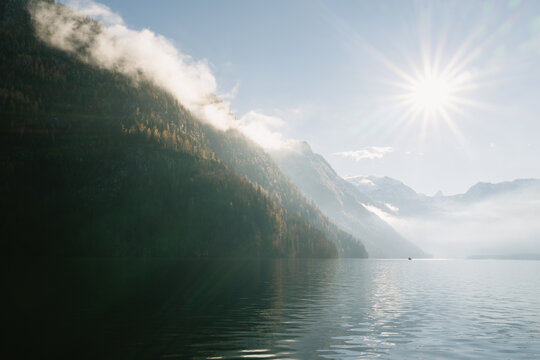 K&ouml;nigssee mit leichtem Dunst im Herbst