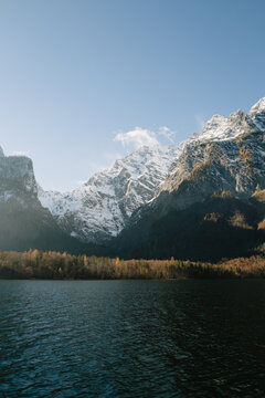 K&ouml;nigssee im Herbst mit verschneitem Watzmann
