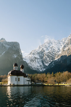 St. Bartholom&auml; im Herbst mit dem verschneiten Watzmann im Hintergrund
