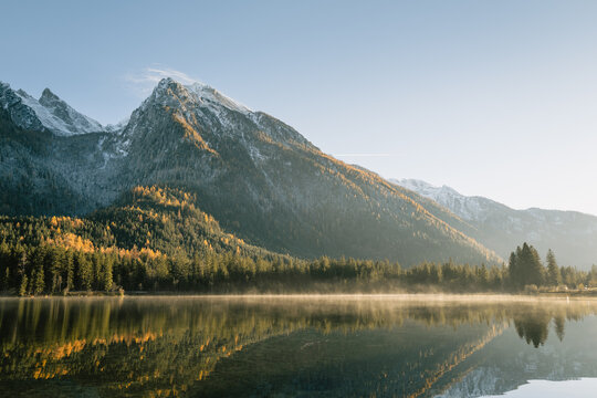 Hintersee bei Sonnenuntergang mit dem verschneiten Hochkalter im Herbst