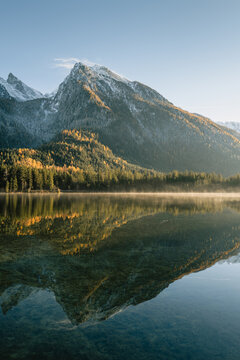 Hintersee bei Sonnenuntergang mit dem verschneiten Hochkalter im Herbst
