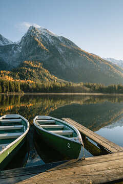 Boote am Hintersee bei Sonnenuntergang mit dem verschneiten Hochkalter im Herbst