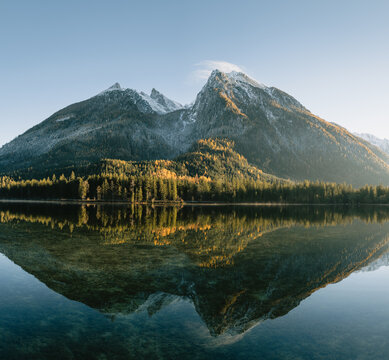 Hintersee bei Sonnenuntergang mit dem verschneiten Hochkalter im Herbst