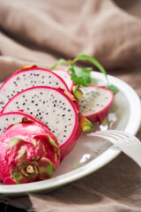 輪切りにしたドラゴンフルーツ