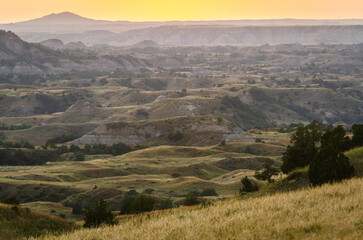 Obraz premium The Prairie Grasslands of Theodore Roosevelt National Park in North Dakota