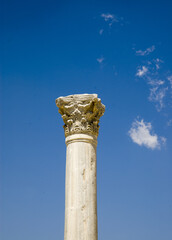 Kolumna koryncka w ruinach Kuriou niedaleko Limassol na Cyprze