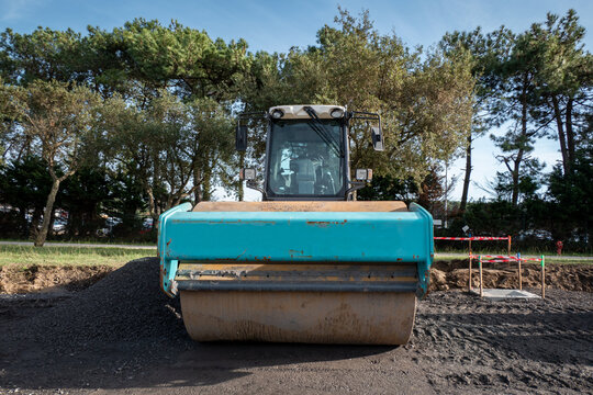 Rolo compactador vibrat&oacute;rio monocil&iacute;ndrico numa estrada em constru&ccedil;&atilde;o. Obras rodovi&aacute;rias para nova coloca&ccedil;&atilde;o de asfalto. 