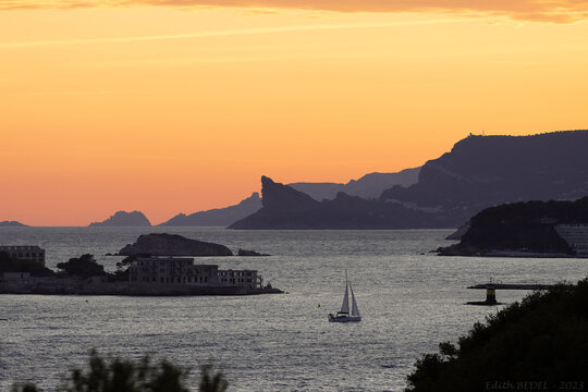Bandol - retour au port en passant devant l'&icirc;le de Bendor 