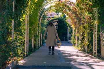 the woman carrying things to the cafe