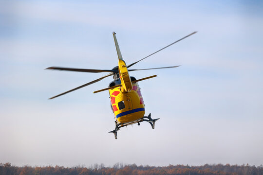 Pogotowie lotnicze ląduje podczas opad&oacute;w śniegu na drodze. LPR