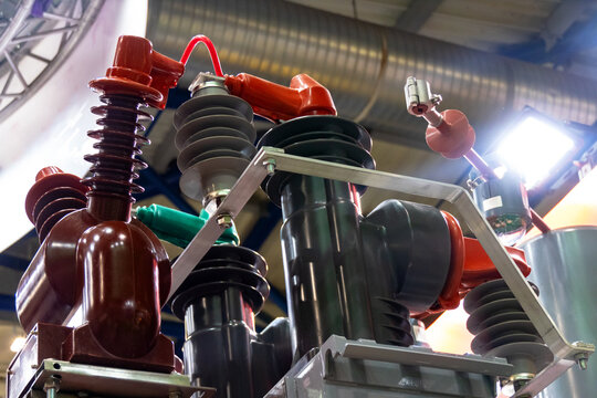 High-voltage equipment for power transmission lines. Vacuum switch recloser