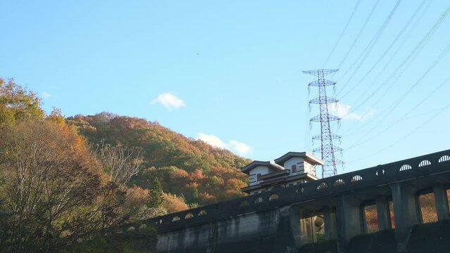 秋の間瀬ダムと雲の流れ