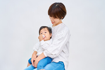 乳児を抱っこする女性