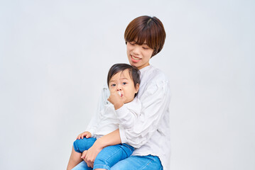 乳児を抱っこする女性