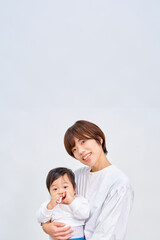 乳児を抱っこする女性