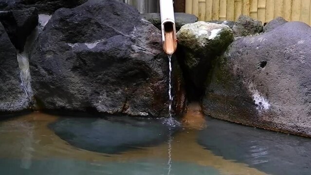 温泉宿の源泉掛け流しの露天風呂