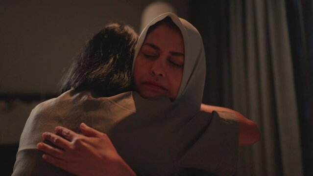 A seriously ill woman cries that she has lost a loved one and hugs her dear friend, giving her encouragement to continue her life smoothly.