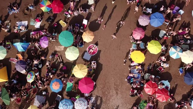 videos de drone en 4k cenital de sombrillas y carpas en la playa en la ciudad de Mar del Plata, Argentina