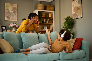 Family problems-teenage mobile phone addiction