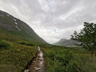 Glacial through - U shaped glacial valley in the Sunnmore Alps. Mountains in Norway. Alpine landforms

U-dal i Sunnmørealpene - Fjell i Norge. Alpint landskap.