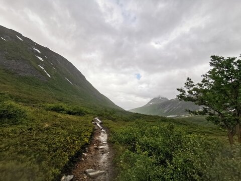 Glacial through - U shaped glacial valley in the Sunnmore Alps. Mountains in Norway. Alpine landforms

U-dal i Sunnm&oslash;realpene - Fjell i Norge. Alpint landskap.