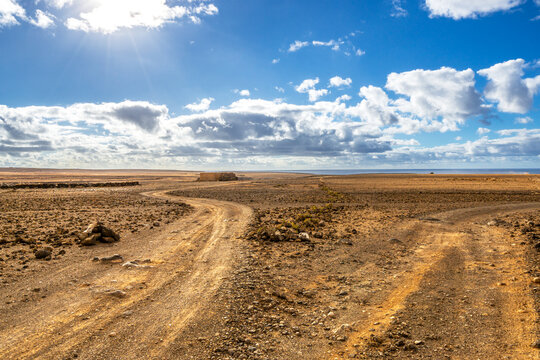 W&uuml;stenlandschaft mit Schotterwegen die sich Gabeln 