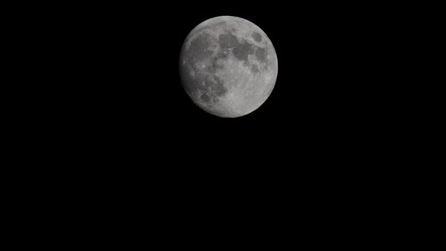 Fast Vollmond steht am klaren Nachthimmel und ist Ziel zuk&uuml;nftiger Weltallmissionen