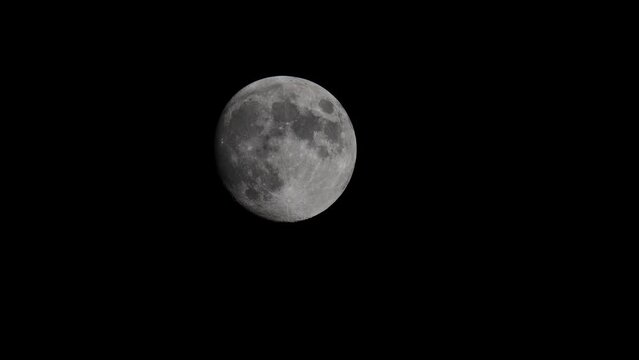 Fast Vollmond steht am klaren Himmel und ist Ziel der zuk&uuml;nftigen Raumfahrt
