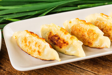 Fried dumplings filled with leeks