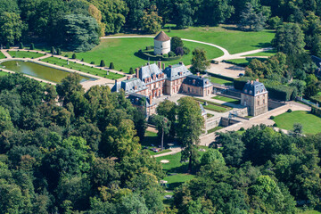 vue aérienne du château des Dampierre dans les Yvelines en France
