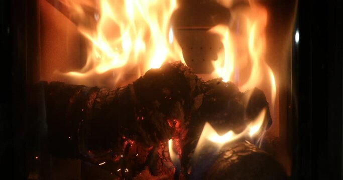 Flammen im Ofen