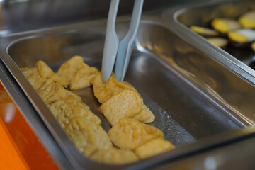 Take the tofu to fry with a tongs, tahu china