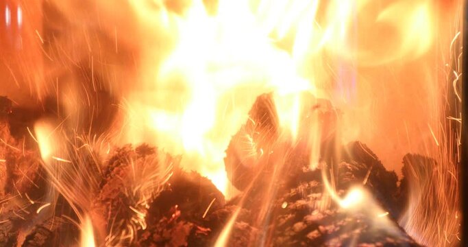 Holzfeuer im Zimmerofen
