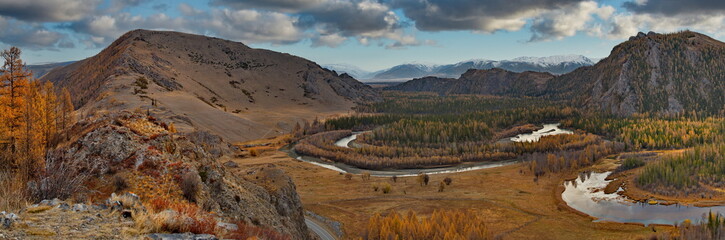 Russia, Gorny Altai. View from the mountain pass to the autumn Chuya River along the Chuya tract in the area of the North Chuya mountain range. - obrazy, fototapety, plakaty