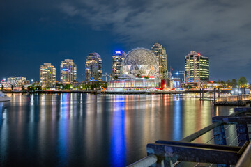Obraz premium Vibrant Night View of Waterfront False Creek, Vancouver