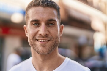 Obraz premium Young caucasian man smiling confident standing at street