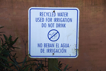 RECYCLED WATER -DO NOT DRINK sign in English and Spanish